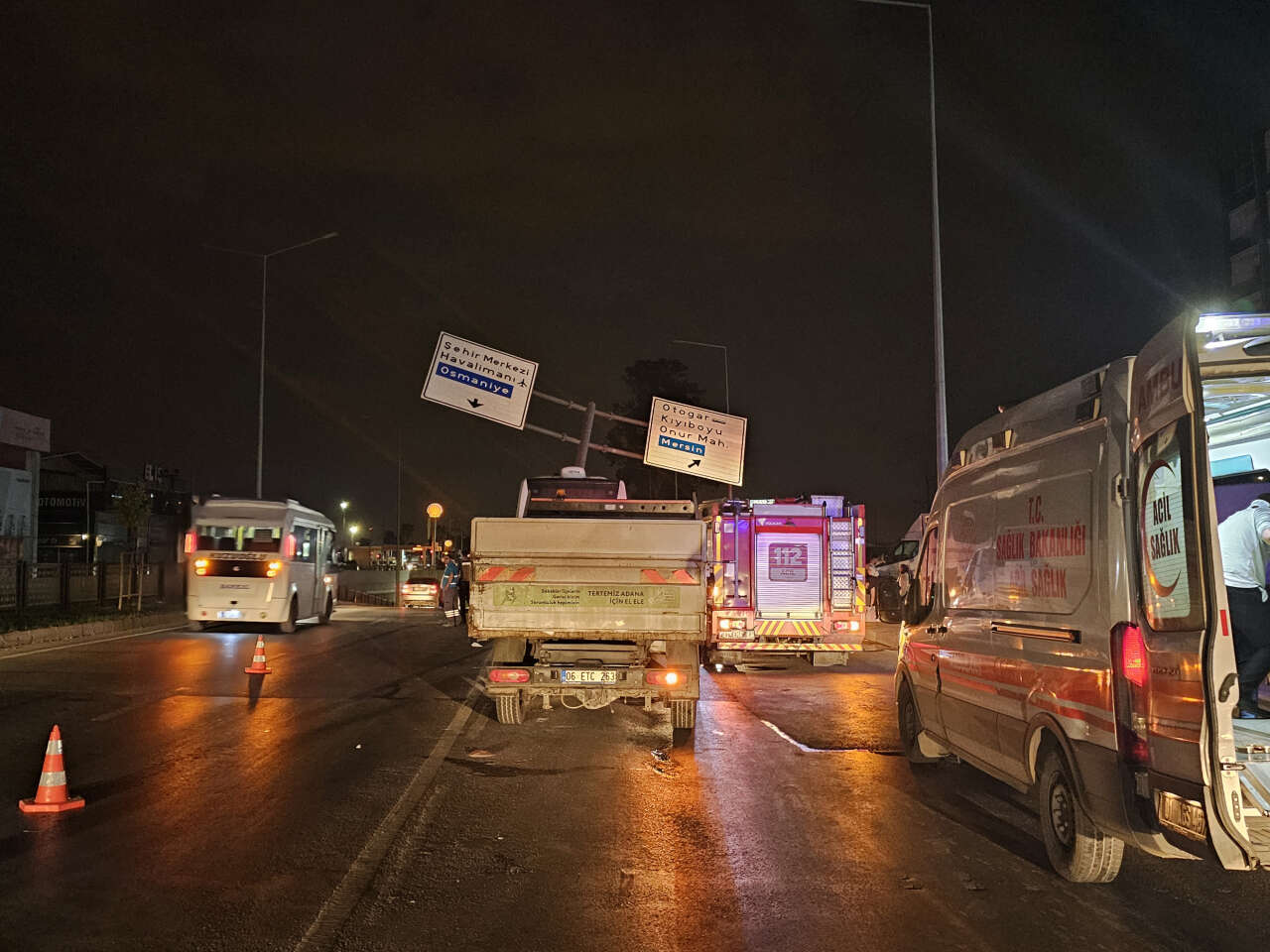 Yolcu otobüsü direğe saplandı! 11 yaralı var 7